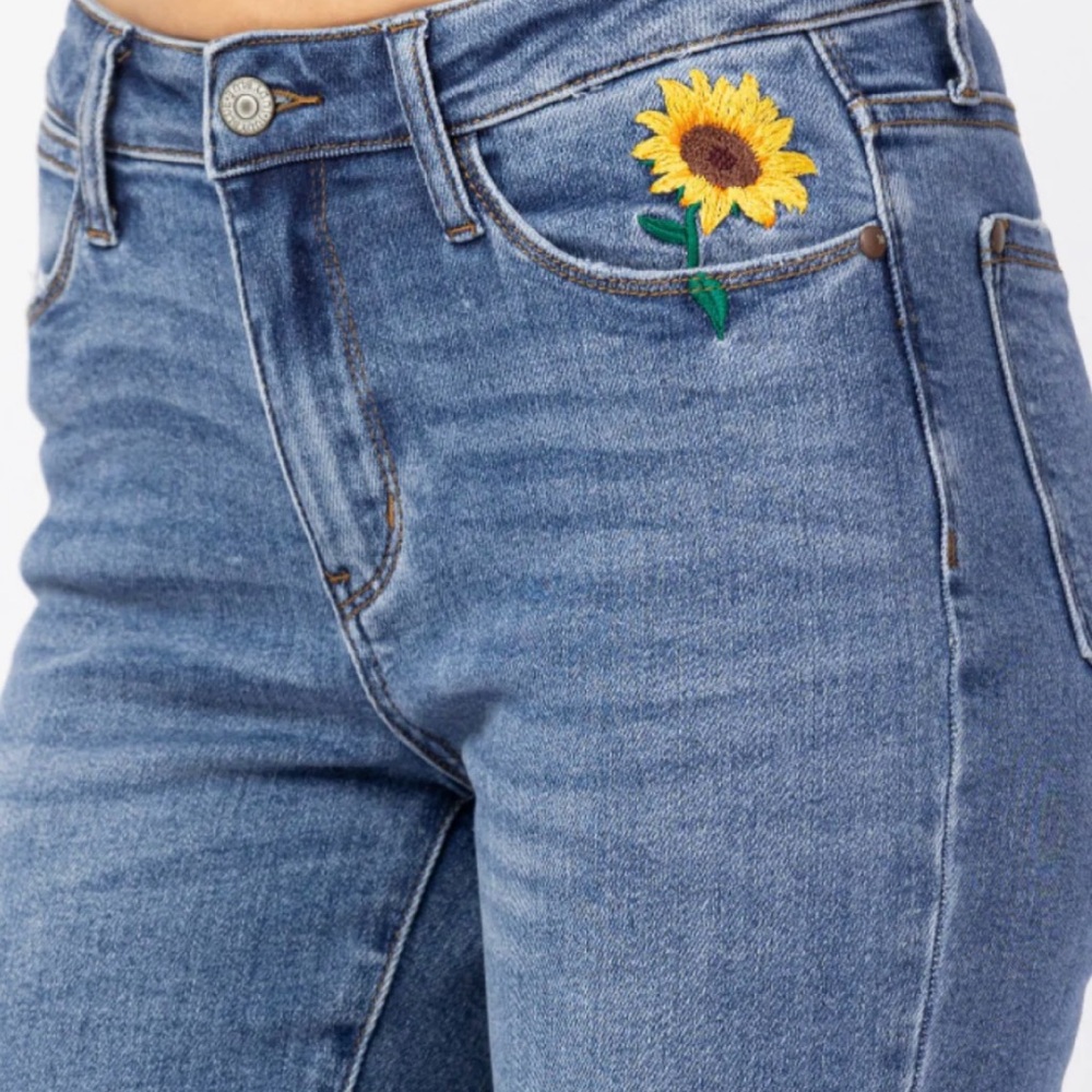 Judy Blue High Rise Blue Jeans with Sunflower Embroidery 7/ 28 nwt